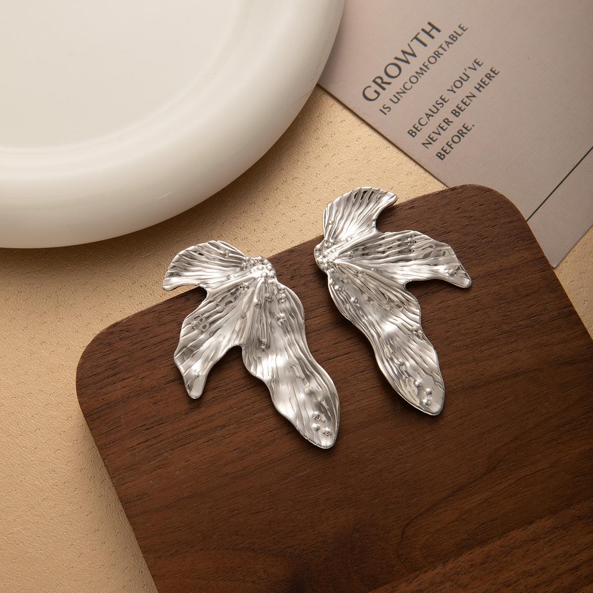 

Exaggerated Metal Leaf Texture Earrings: Irregular, High-End Fashion Ear Studs