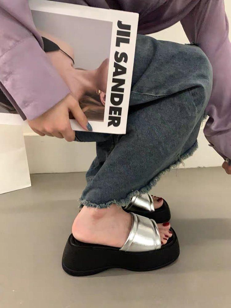 

Korean version of thick-soled heightened silver cool slippers fairy shoes outside 2025 new summer evening wind slope heel sandals 40 срібний