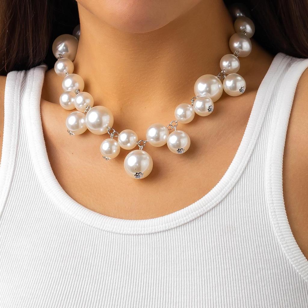 European-American Punk Choker: Oversized Bead, Imitation Pearl Necklace for Women.