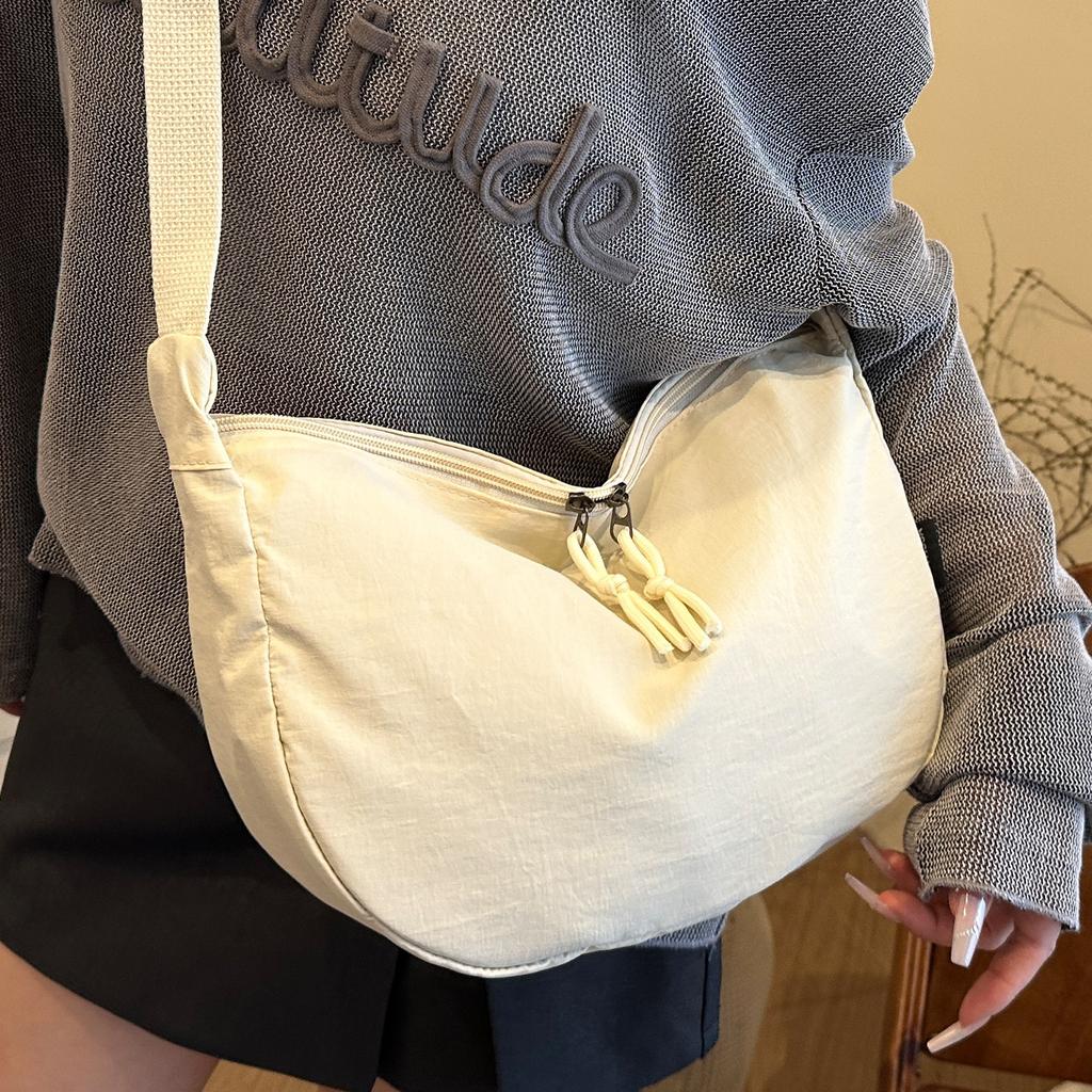 Simple literary dumpling bag women 2025 new niche casual shoulder bag light bag solid color fashion messenger bag