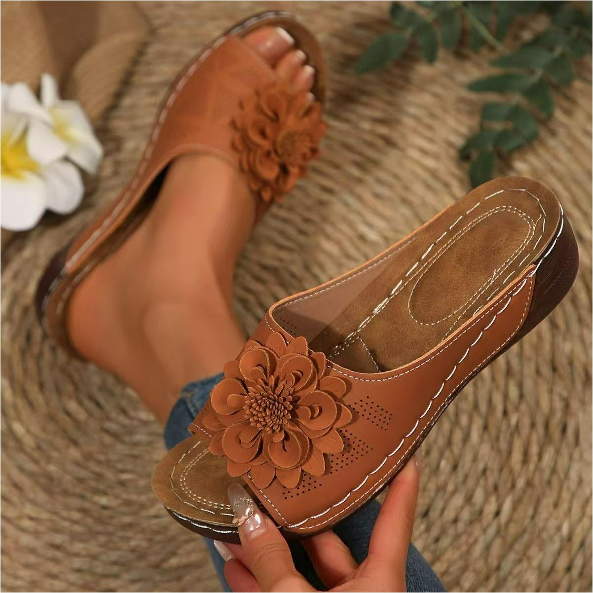 Весенне-летние шлепанцы на танкетке с толстой подошвой, с открытым носом, с цветочным декором. 36 коричневый