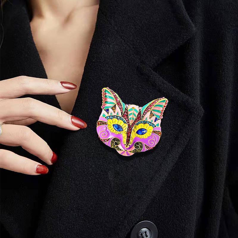 Vintage-Style Retro Cat Mask Brooch: Fashionable Corsage Pin for Women