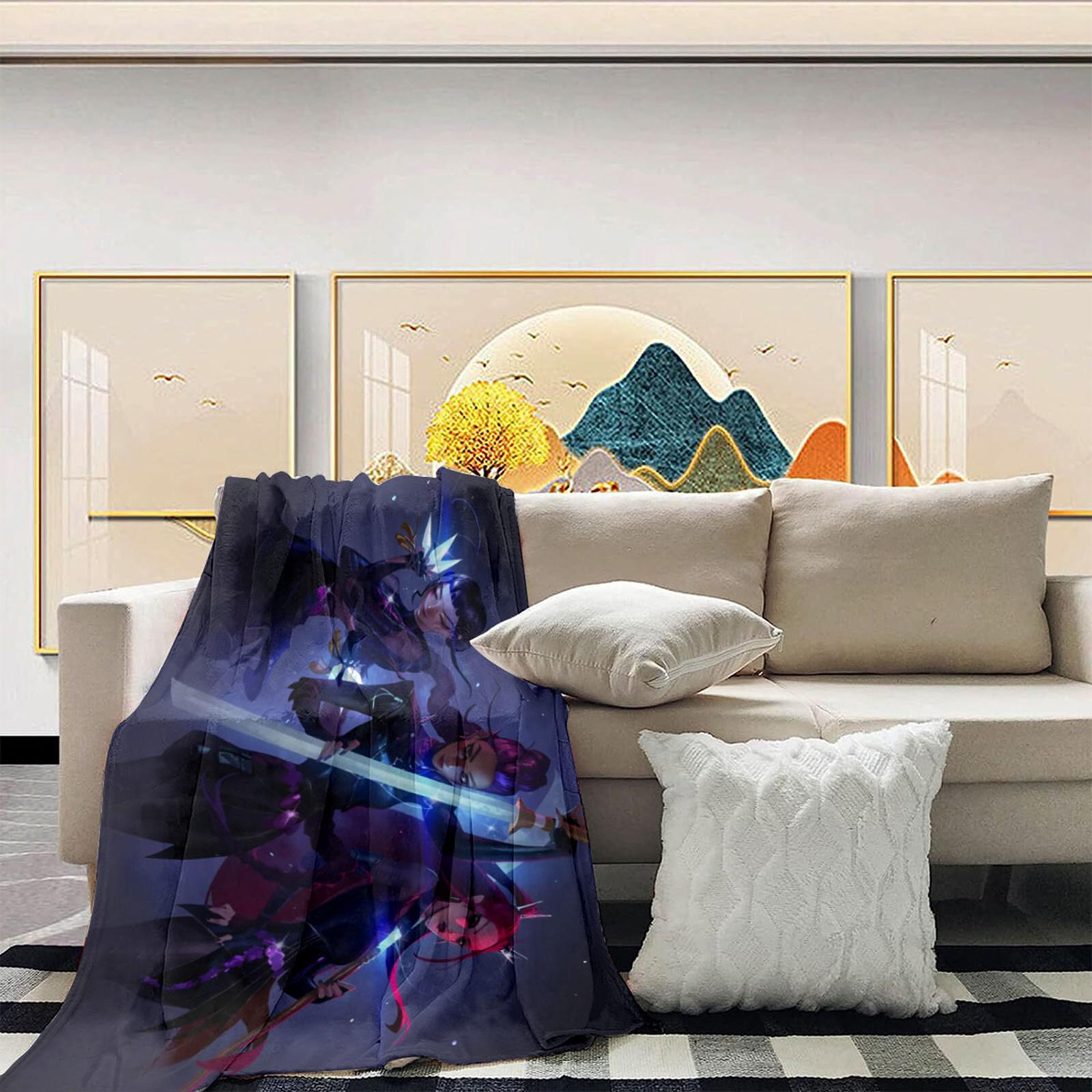 

Этот уютный плед украшен принтом «И» и «», вдохновленным девушками-ведьмачками, демонстрирующим персонажей в действии. One Size