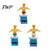 Dynamiczna ozdoba do samochodu Chłopiec Surfer Solarna Kiwająca Zabawka, Kreskówkowy Bobblehead dla Czerwono-Niebieskiej Figurki Deska Rozdzielcza, Samochodowa Huśtająca się Potrząsana Figurka Biuro