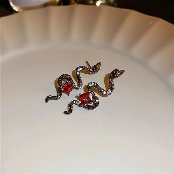 Snake-Shaped Stud Earrings: Women s Trendy High-End Jewelry with a Luxurious Feel.
