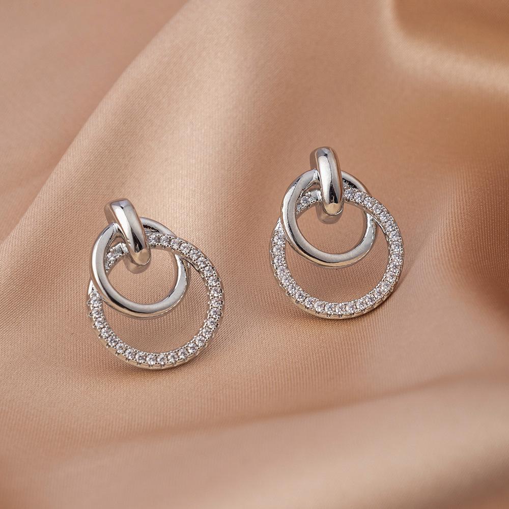 Boucles d'oreilles exquises en argent S925 avec zircon cubique – Bijoux pendants luxueux avec un sens du design unique.