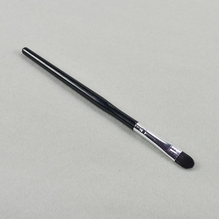 

Minaki Long Wooden Handle Eyeshadow Brush for Beginners