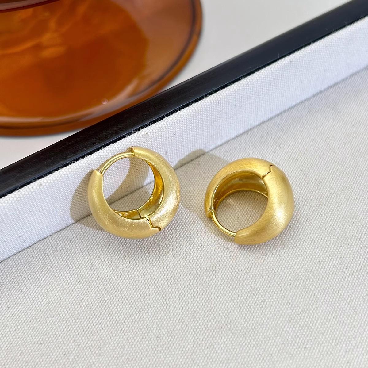 

Позолоченные серьги с матовой геометрической отделкой: Дизайн высокого класса, легкая роскошь для женщин, европейский и американский стиль.