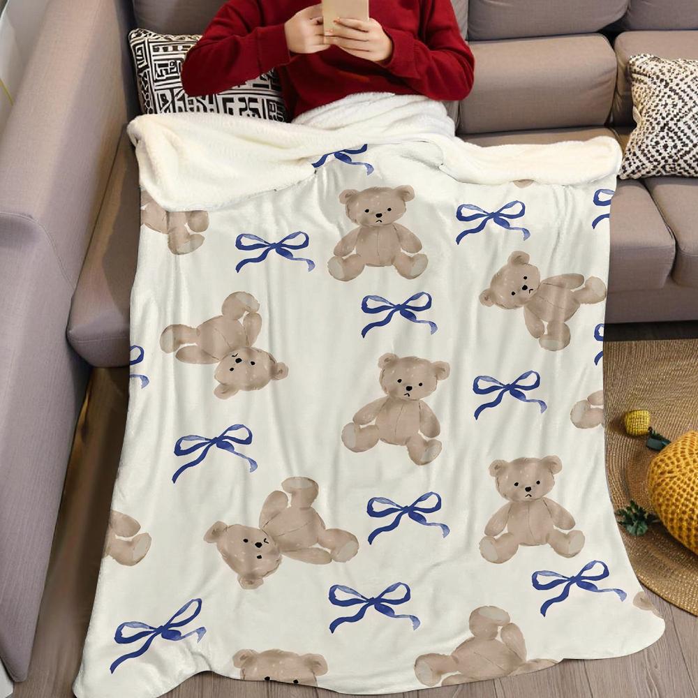 Beiger Bär & Blaue Schleifen Flanelldecke Warm Weich Halloween Weihnachten Sofa Warm Gemütlich Dekorative Deko Geschenk für Jede Jahreszeit