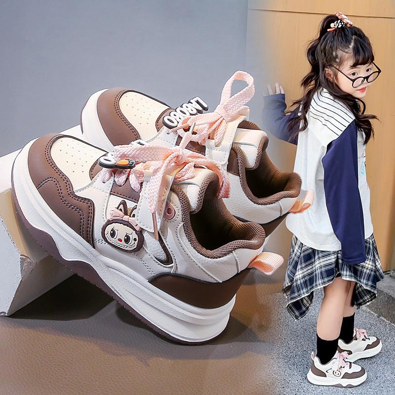 Chaussures de skate pour enfants nouveau printemps et automne 2025 confortables respirantes garçons et filles chaussures décontractées mignonnes chaussures de sport tendance camarades de classe