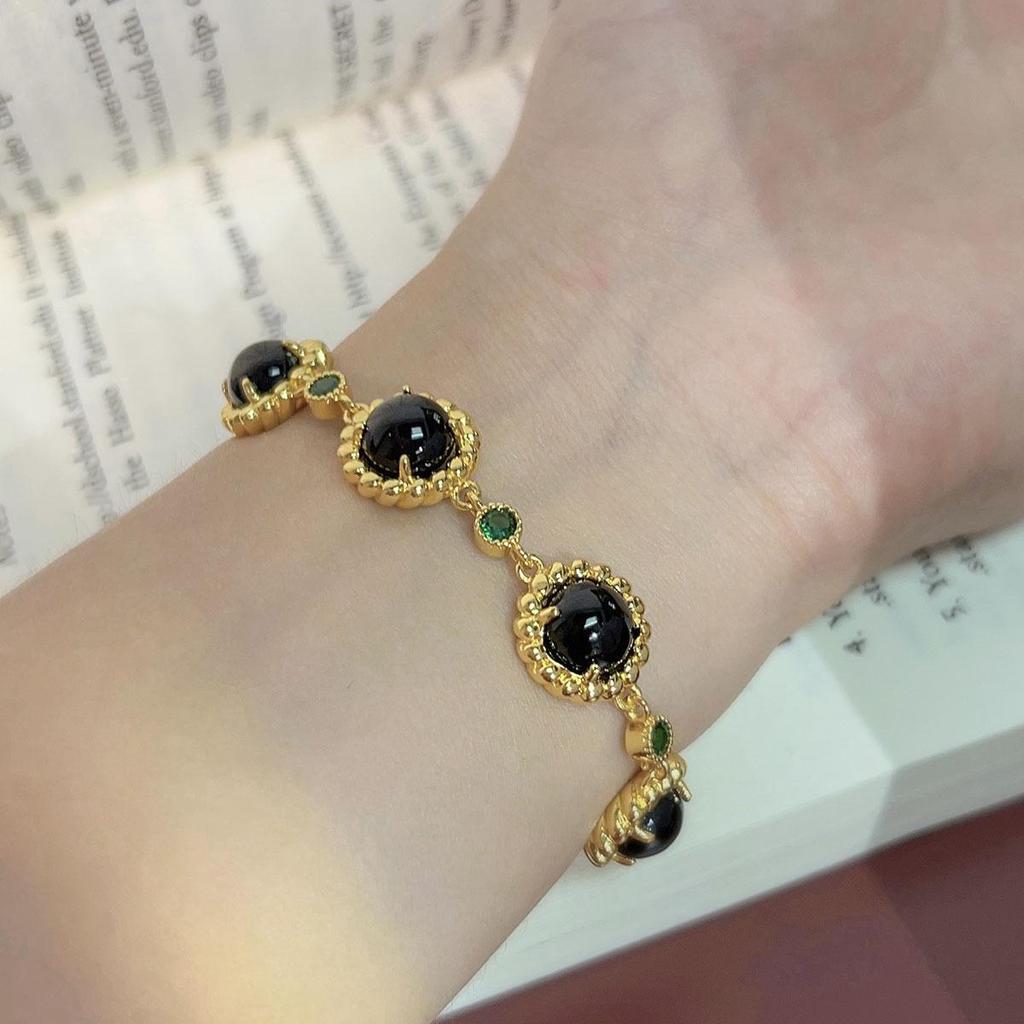 2023 Vintage-Style White Shell Retro Bracelet - Moonlight Treasure Box Design