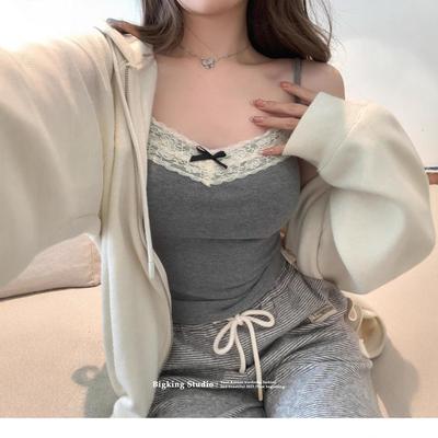 Seksuali mergina su nėriniu apvadu ir krūtinės pagalvėlėmis, su kaspinėlio dizainu, camisole