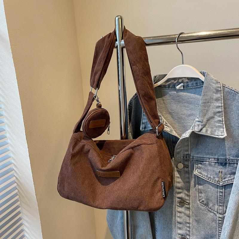 

Стильная и простая сумка-тоут 2025 новая повседневная женская сумка через плечо большой вместимости, студенческая сумка-мессенджер для поездок на занятия темно-коричневого