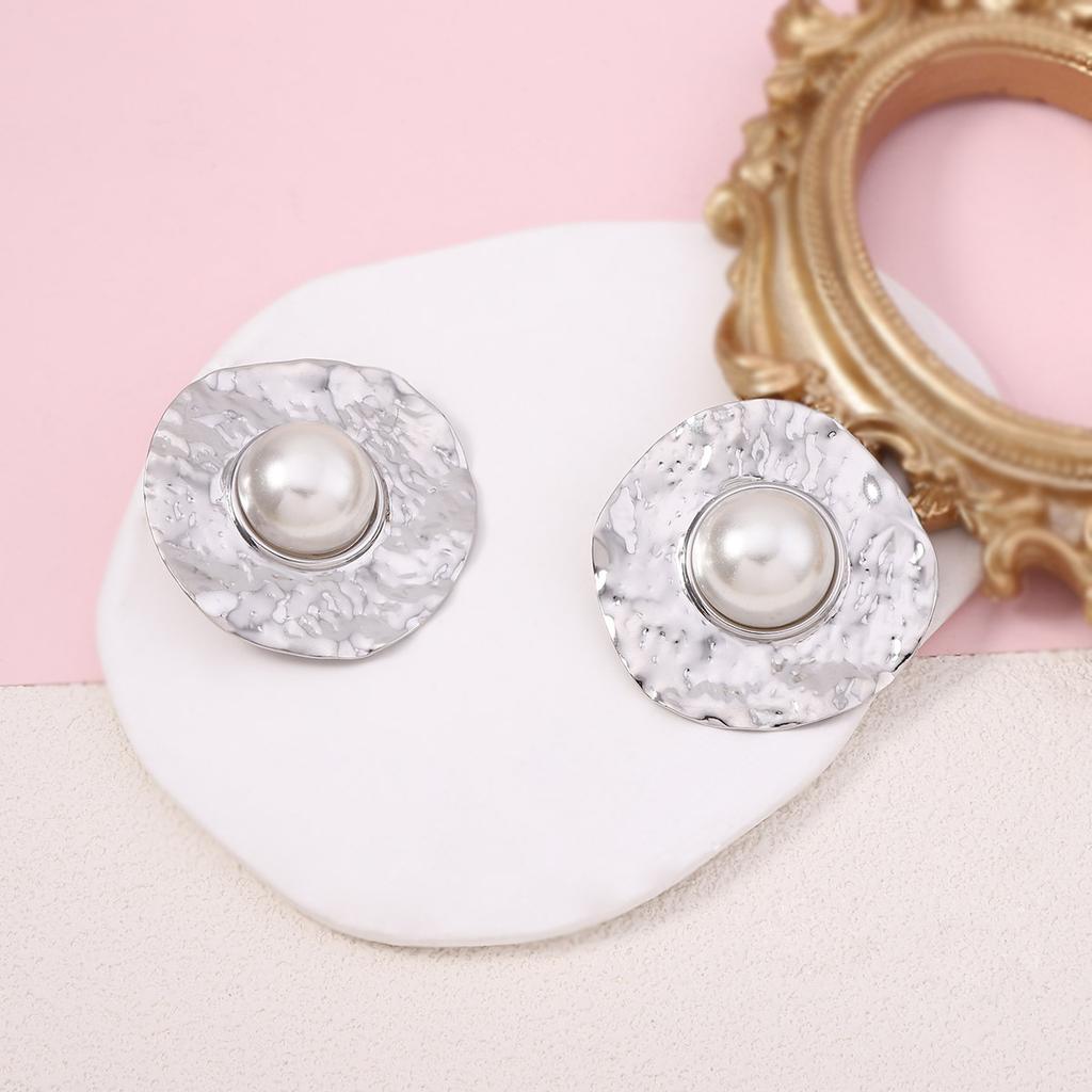 Die runden Ohrstecker mit leichtem Luxus und hochwertiger Sommer-Faux-Perle, geometrischer konkav-konvexer plissierter Textur, sind modisch und vielseitig.