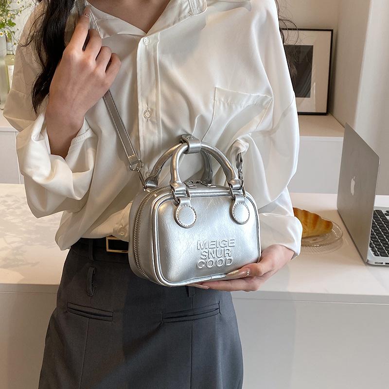 2025 ilkbahar yeni kadın üst düzey doku basit moda küçük çanta kadın çok yönlü omuz askılı postacı çantası küçük kare çanta