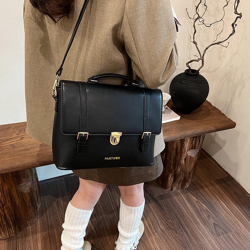 

Сумка осень и зима высококлассная нишевая сумочка 2025 новая ретро рюкзак колледж стиль сумка мессенджер 29*10*23 чёрный