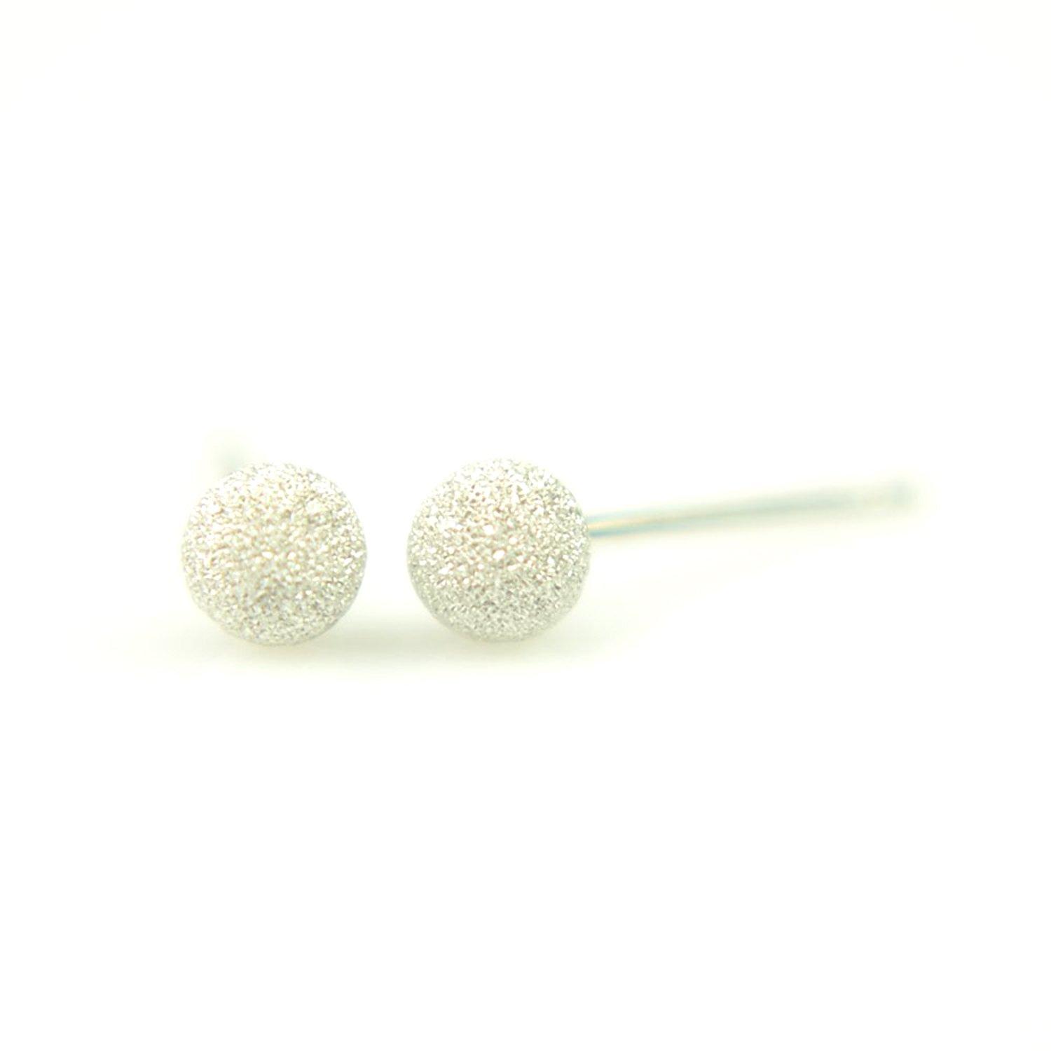 

Pt900 Platinum Flash Ball Earrings 3mm 1 pair for both ears Flash Ball Stardust Platinum Earrings Platinum Earrings Yokomountain (Silicone Back)