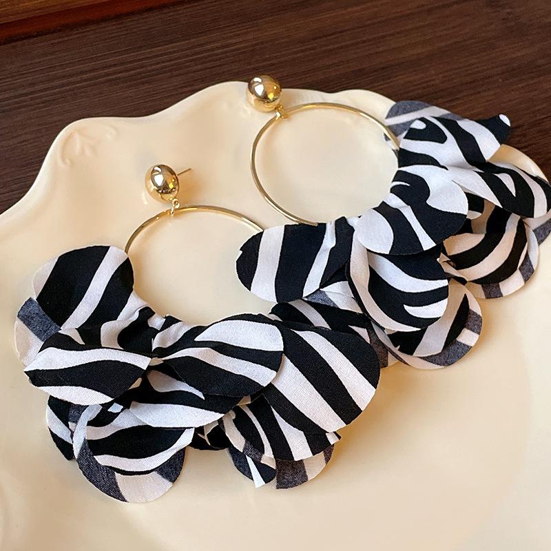 Kolczyki kwiaty wielowarstwowe czarne na srebrnych sztyftach - Eleganckie, wysokiej klasy kolczyki sztyfty o wszechstronnym designie.