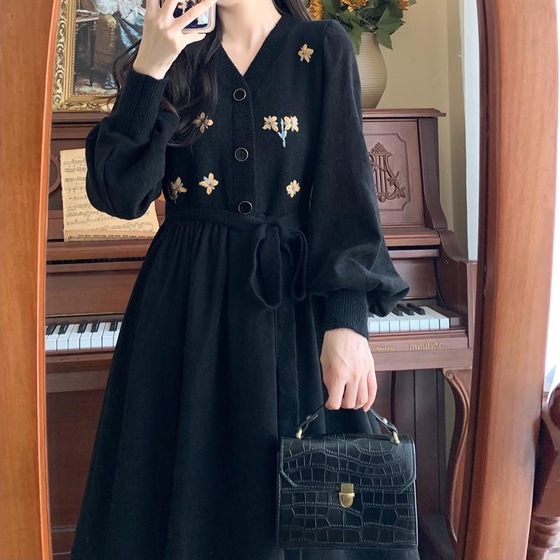 V-Neck Floral Embroidered Retro Black Dress - Spring/Autumn, Loose Fit, Large Size, Elegant Waist Design