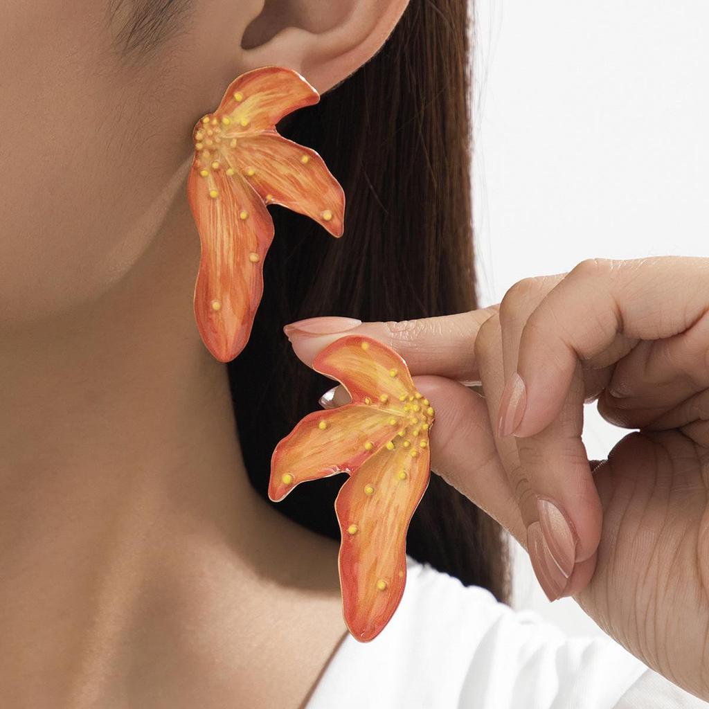 Retro Mid-Century Gold-Plated Enamel Leaf Stud Earrings for Women
