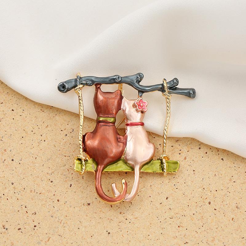 European and American Cat Brooch: Elegant Women's Pin for Suits and Scarves - Alloy Couple Accessory