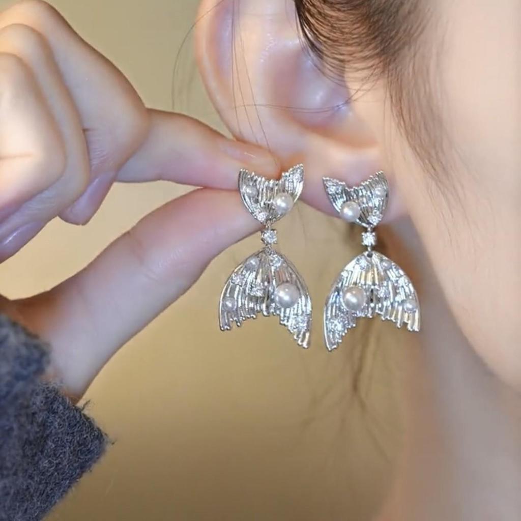 Elegant Retro Mermaid Pearl Stud Earrings - Luxurious and Stylish Design for Women