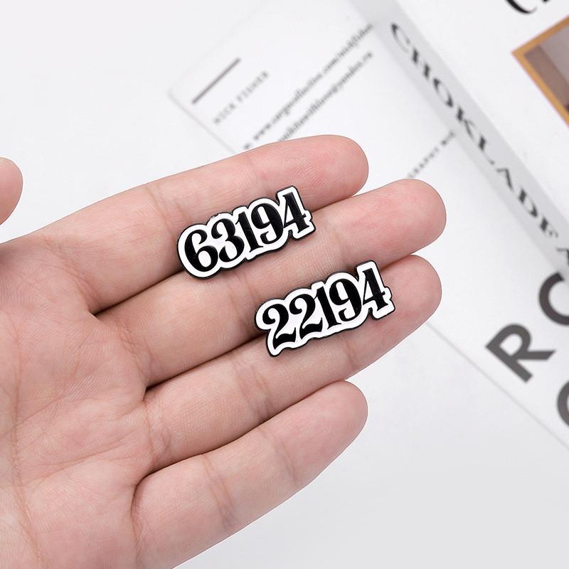 Stylish Geometric Number Brooch Pin For Fashionable Clothing And Accessories