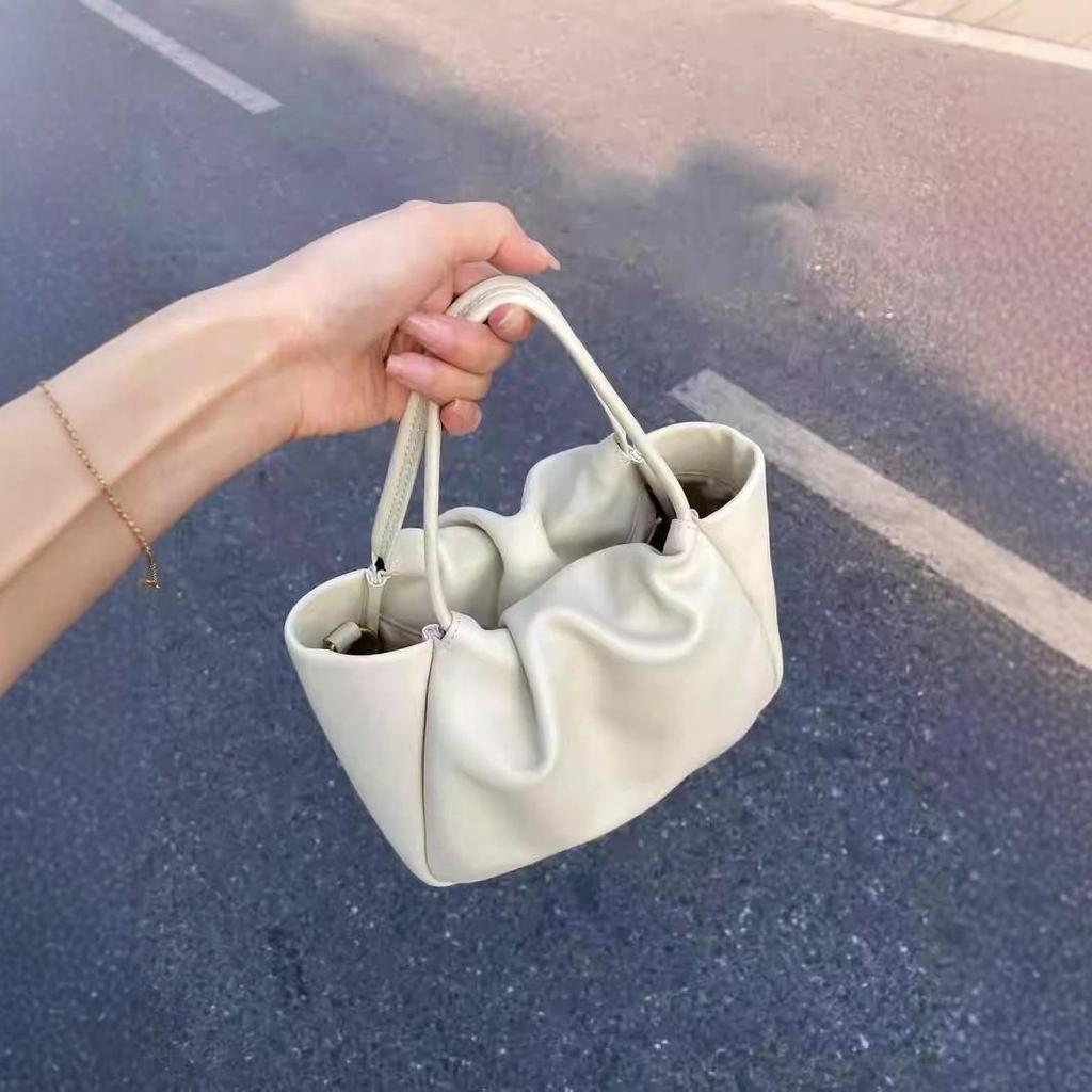2024 neue weiche Leder Wolkenfalten kleine Tasche Damen Handtasche Gemüsekorb Nische High-End Pendler Umhängetasche