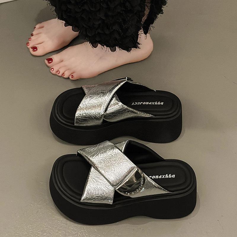 Women's summer wear thick-soled and cool slippers for stepping on shit 2025 new small muffin soft-soled heightening sandals ins tide