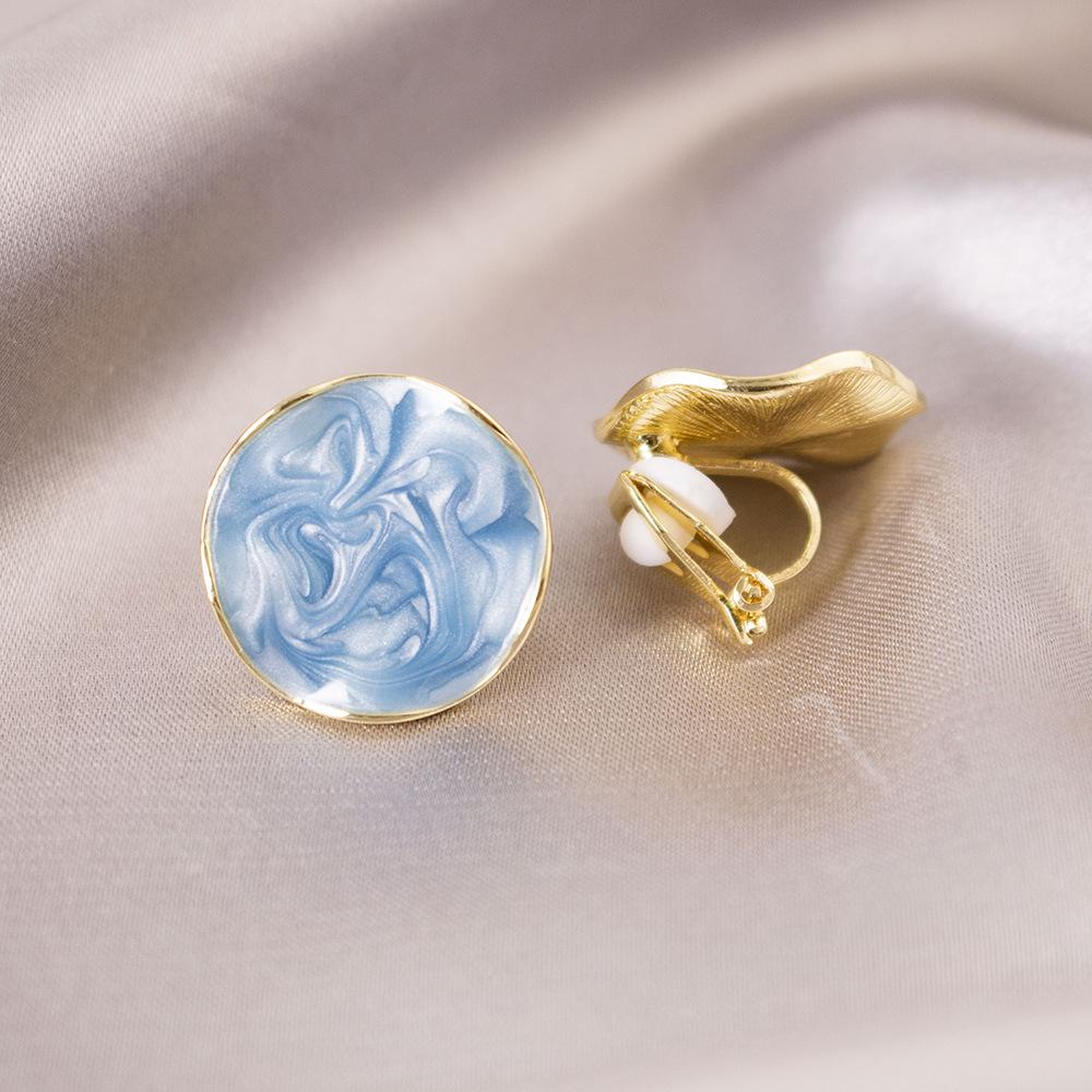 Elegant Clip-On Triangle Earrings for Non-Pierced Ears - Versatile, Light Luxury for Everyday Wear.