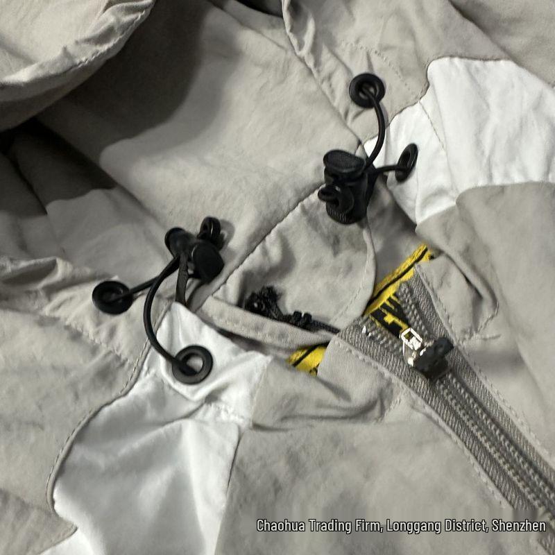 Corteiz Devil's Island Patchwork Windbreaker Softshell Kapuzenjacke für Damen & Herren - Trendiger Bergsteiger-Mantel.