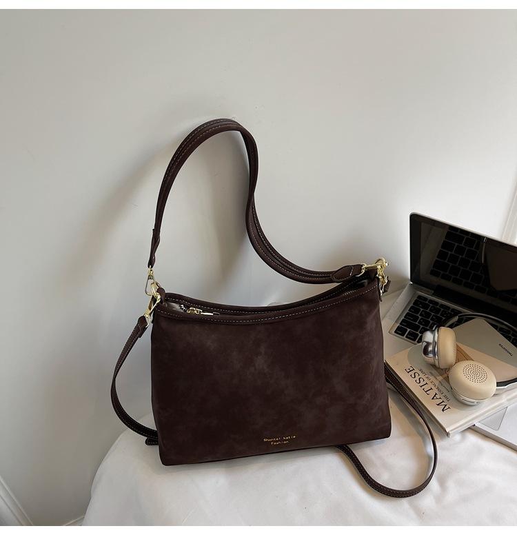 

Retro trend large-capacity bag women s 2025 new fashion versatile tote bag niche design shoulder messenger bag темно-коричневого кольору
