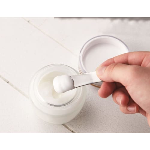 Spatel aus Edelstahl, hergestellt in Japan, mit Etui, perfekt für Kosmetika, Cremes, Make-up, Handcremes, Nagellack und Gesichtswaschmittel. 86 x 17mm.