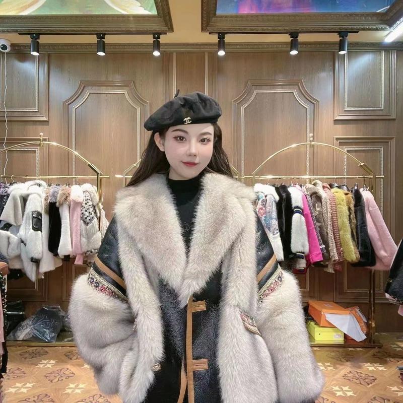 The new imitation fur coat in autumn and winter is integrated with women's fur, and the outer wear is loose to keep warm and the hair is wide.
