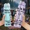 1 Stück Das ist Bob Einfacher Charakterdruck 750 ml Farbe Kunststoff Wasserflasche Auslaufsicher Klappdeckel mit Strohhalm Für Sport Büro Zuhause