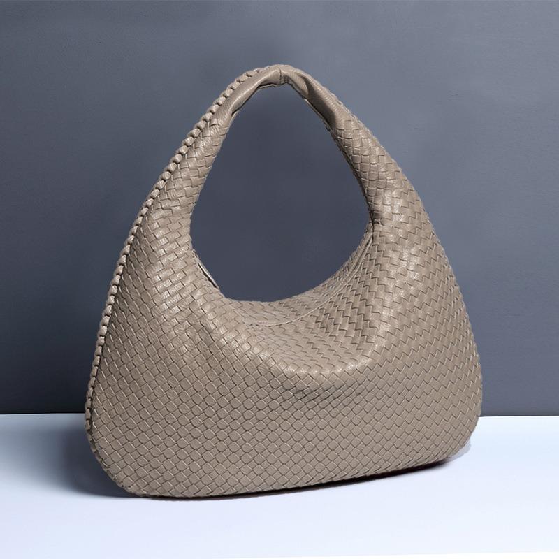 Spring and summer new crescent moon women's bag woven handbag large capacity simple versatile croissant zipper model