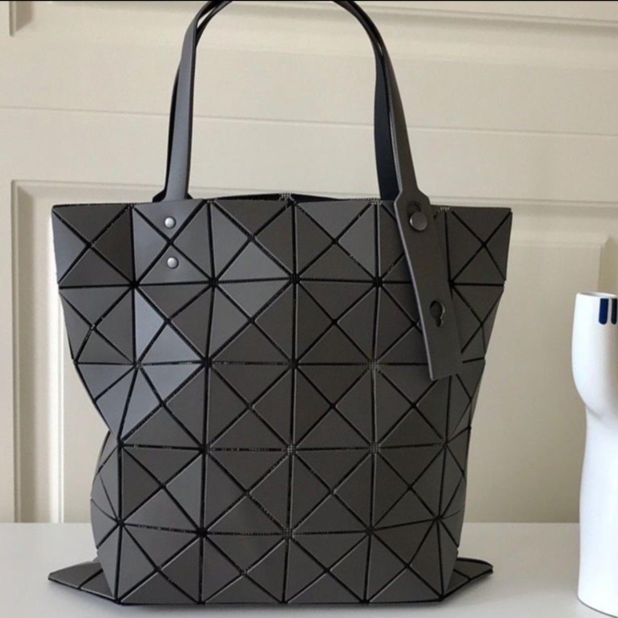 

2025 Classic European & American Style Large Capacity One-Shoulder Tote with Diamond Pattern