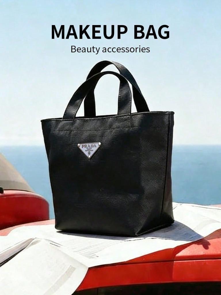 Prada Schwarze Mini-Tragetasche Make-up-Tasche Dreieckiges Metall-Logo Tragbare Hand-Kosmetik-Aufbewahrungstasche für Damen Reise Täglich
