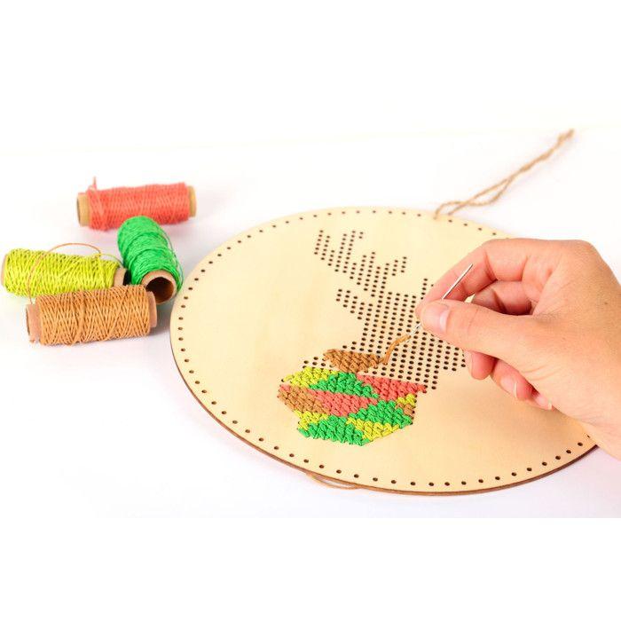Suspension à broder Tête de Renne en bois 22cm