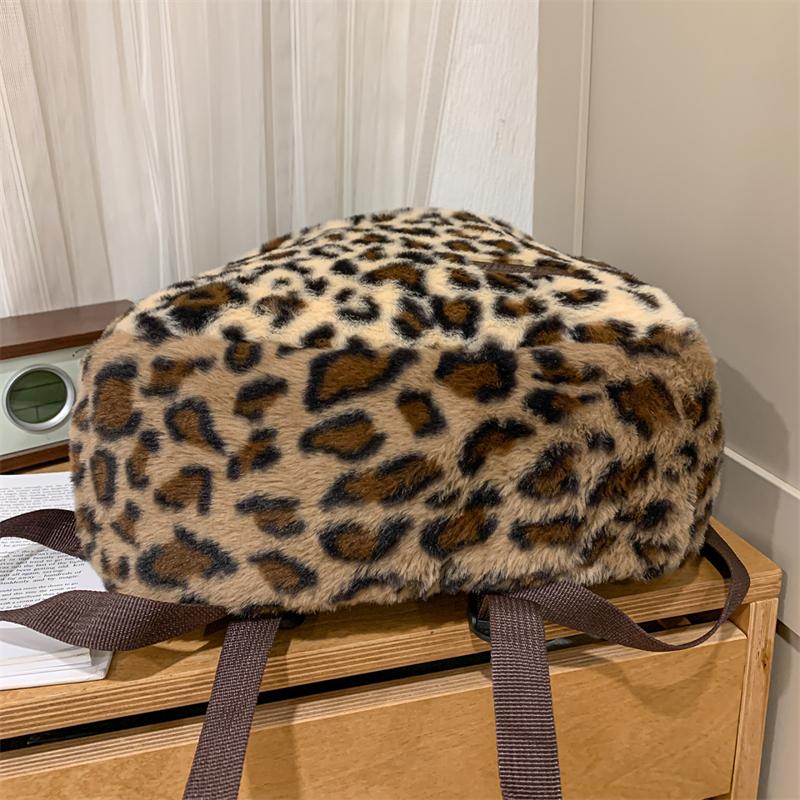 Plyschryggsäck med leopardmönster för kvinnor – Söt & mysig pälsklädd skolväska – Perfekt för vintermode & fritidsbruk