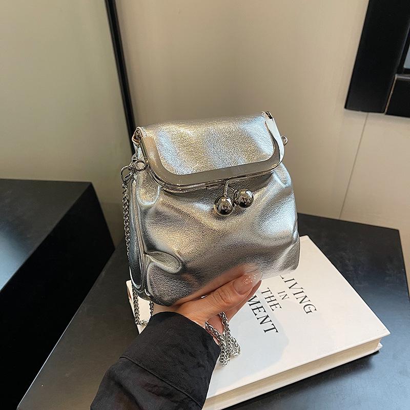 

Summer niche texture small bag 2025 new simple bucket bag chain shoulder messenger bag mini mobile phone bag серебряный