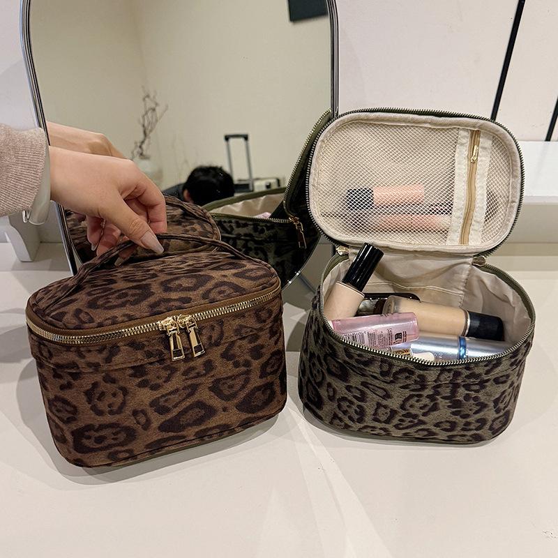 New Fashion Leopard Print Makeup Pouch Large Portable Cosmetic Earphone Bag for Travel Cute Stylish Organizer for Schoolgirls