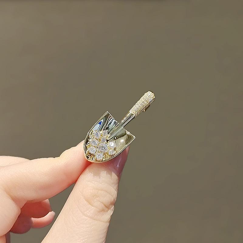 Trendy Design Sense Niche Gold Shovel Shining Diamond Brooch Women'S Exquisite High Sense Anti-Light Accessories Pin Brooch