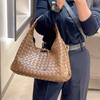 Hand-woven Retro Texture Versatile Handbag Large Capacity Casual Commuting Fashion Simple Tote Bag