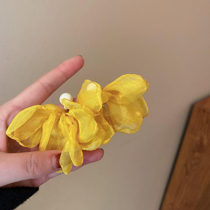 Żółte Świeże Kwiatowe Kolczyki Koła z Motylem dla Kobiet - Proste, Wszechstronne i Modne Geometryczne Wzornictwo.