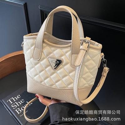 This Year, the Popular Bag Ladies 2025 New High-end Hand Bag Fashion Diamond Shoulder Messenger Bag Commuter Bag