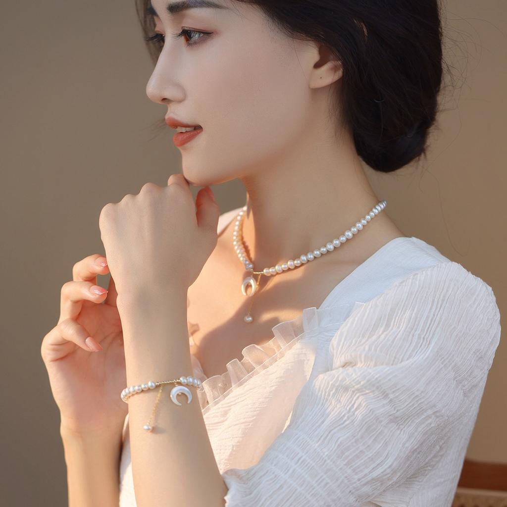 Youthful and youthful freshwater pearl bracelet Moon Shell14K Gold-plated light luxury design bracelet