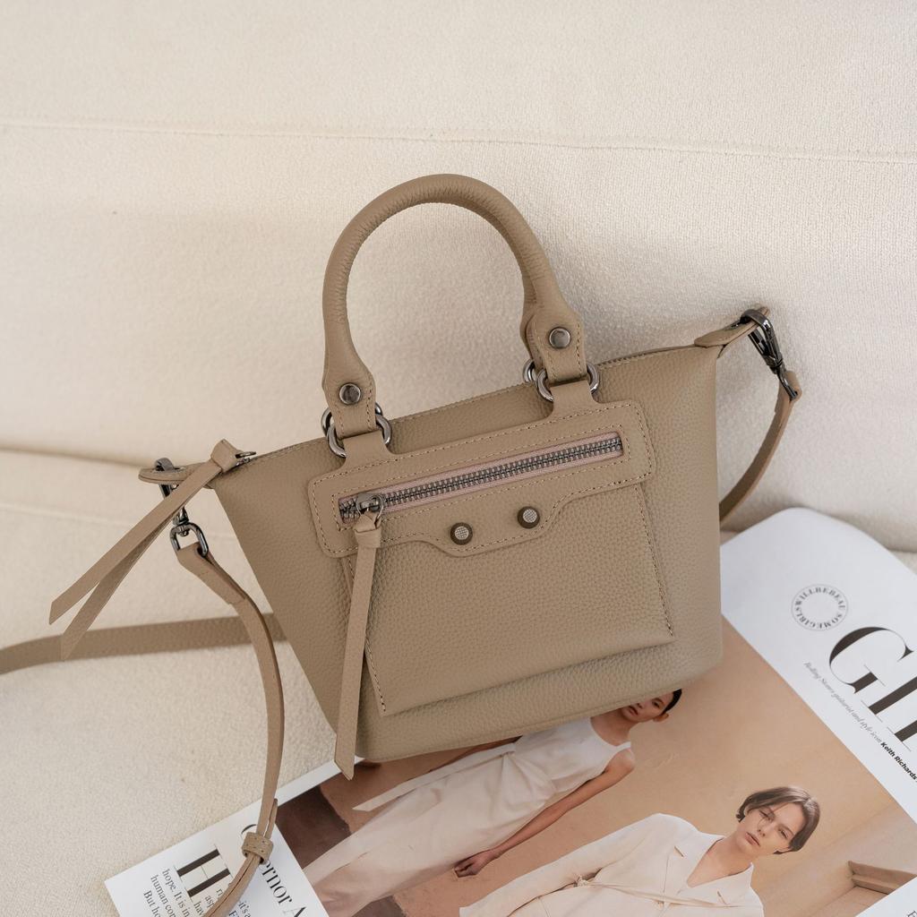 Cowhide Women's Bag with One Shoulder Oblique Span, Niche Fashion and Generous Practical Shell Shopping Bag Oblique Span Bag