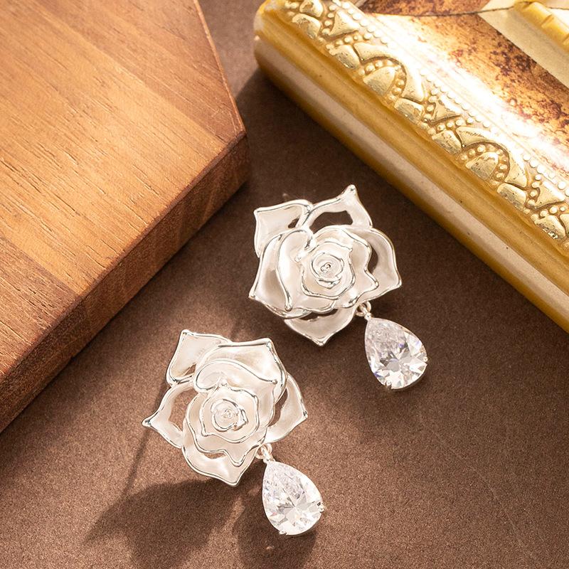 French gentle small fresh dripping oil three-dimensional rose flower earrings women's light luxury high-end sweet temperament earrings