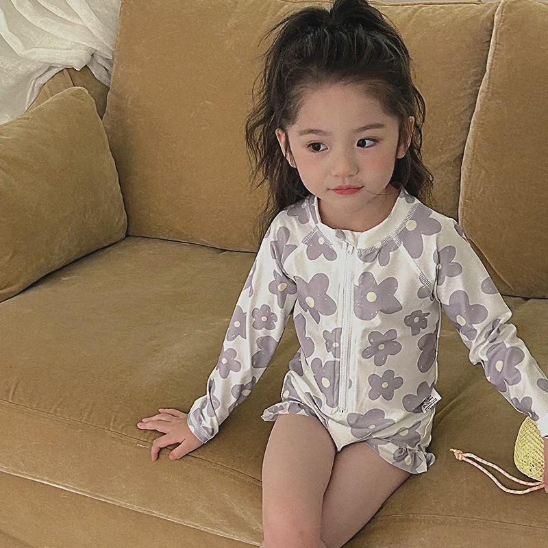 Stylowy strój kąpielowy dla dziewczynek z długim rękawem w kwiatowy wzór z ochroną przeciwsłoneczną na wakacje na plaży lub w gorących źródłach